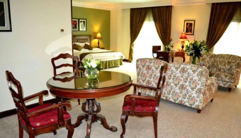The Convention Center & Royal Suites Hotel Кувейт Екстериор снимка